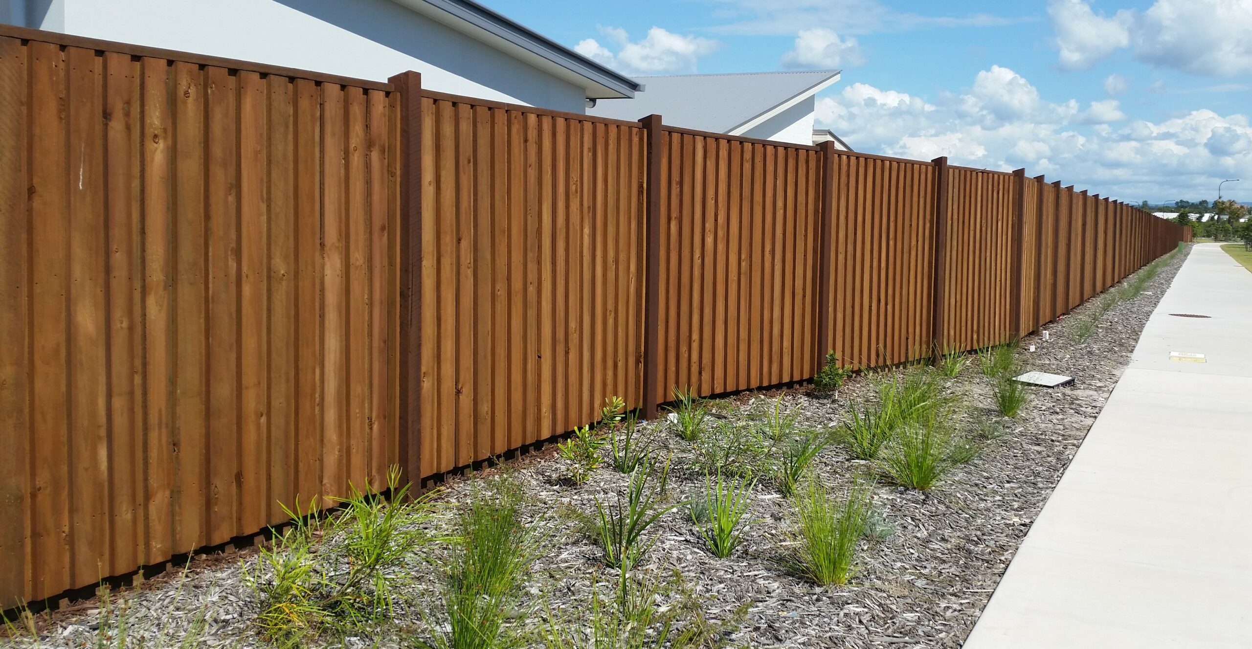 Estate Acoustic Fence with exposed posts(1)